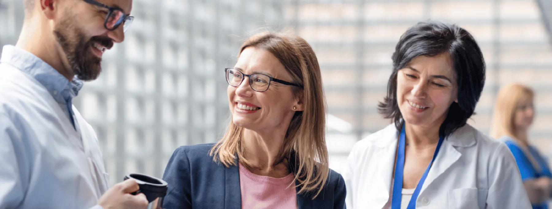 Soignants souriants échangeant en équipe